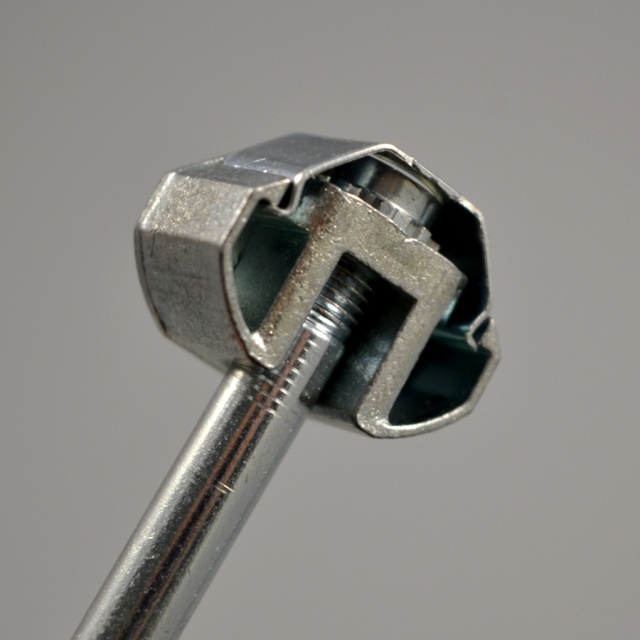10.820 Zipbolt cтяжка столярная